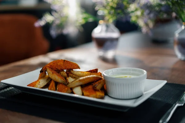 Restoran Yemeği Ekşi Krema Sosu Masada Baharatlı Fırında Patates Dilimleri — Stok fotoğraf