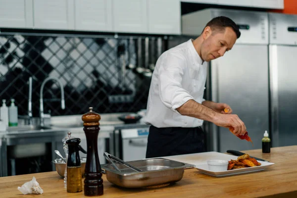 Profesyonel Bir Aşçı Sağlıklı Bir Yemek Hazırlarken Fırında Patates Dilimlerine — Stok fotoğraf