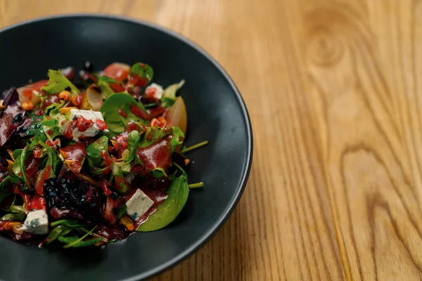 Professionelle Küche Salat Mit Birne Und Käse Auf Dem Tisch — Stockfoto