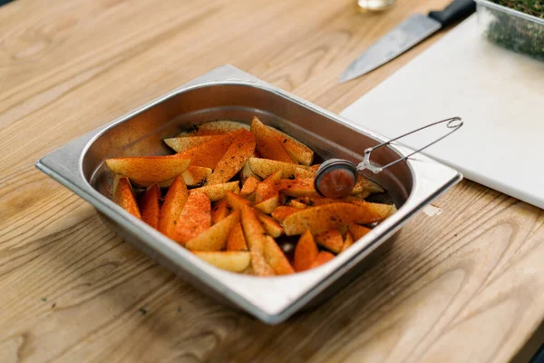 Professionele Keukenschijfjes Aardappelen Met Specerijen Bakplaat Voor Het Bakken Oven — Stockfoto