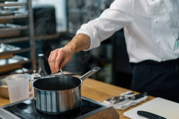 Profesyonel Mutfak Aşçısı Tencerenin Kapağını Kaldırır Yemek Pişirmeye Hazır Olup — Stok fotoğraf