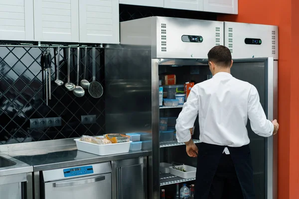 Cuisinier Professionnel Regarde Dans Réfrigérateur Choisit Les Ingrédients Pour Cuisine — Photo