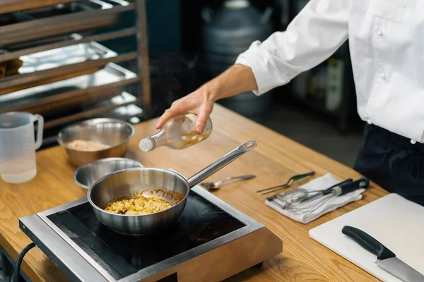 プロのキッチンシェフが朝食の準備で日本のオートミールのための果物をカラメル健康的な食品コンセプト — ストック写真