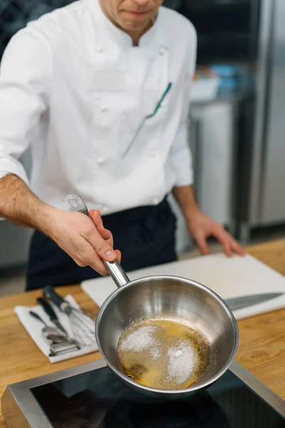 Professionele Keuken Chef Kok Karamelliseren Fruit Voor Havermout Pan Voorbereiding — Stockfoto