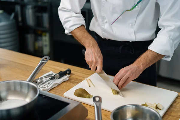 Profesjonalny Szef Kuchni Cięcia Owoców Nożem Przygotować Owsiankę Śniadanie Zdrowej — Zdjęcie stockowe