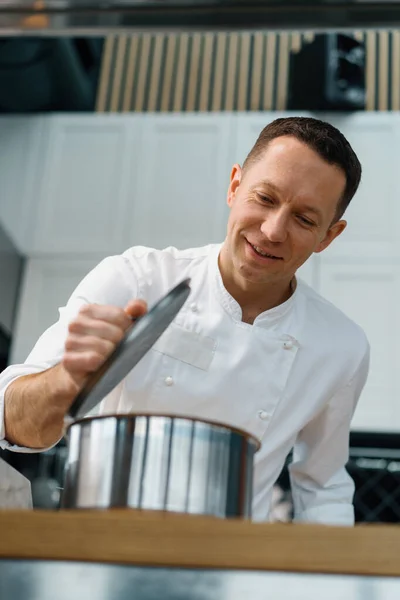 Dapur Profesional Yang Puas Koki Mengangkat Tutup Panci Dan Memeriksa — Stok Foto
