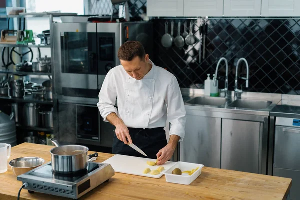 ナイフで果物を切るプロのシェフは オートミールの朝食を準備健康的な食品コンセプト — ストック写真