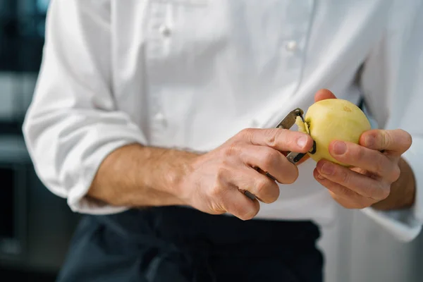 Profesionální Kuchař Krájení Ovoce Nožem Připravit Ovesnou Kaši Snídaně Zdravé — Stock fotografie