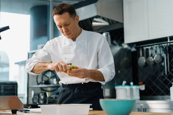 ナイフで果物を切るプロのシェフは オートミールの朝食を準備健康的な食品コンセプト — ストック写真