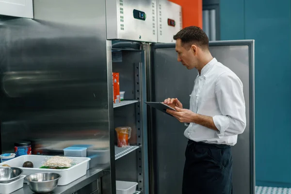 Chef Profesional Que Usa Recetas Tabletas Mientras Trabaja Concepto Cocina —  Fotos de Stock