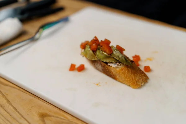 Tostadas Recién Hechas Con Aguacate Asado Tomates Sobre Mesa Restaurante —  Fotos de Stock
