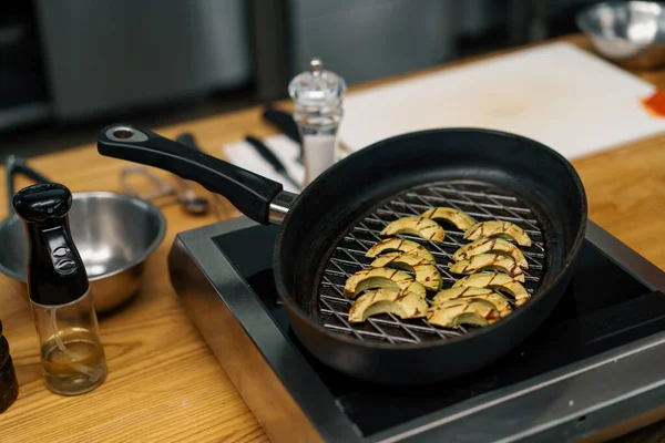 プロのキッチンシェフは 野菜を揚げフライパンで新鮮な緑のアボカドを調理健康的な食品コンセプト — ストック写真