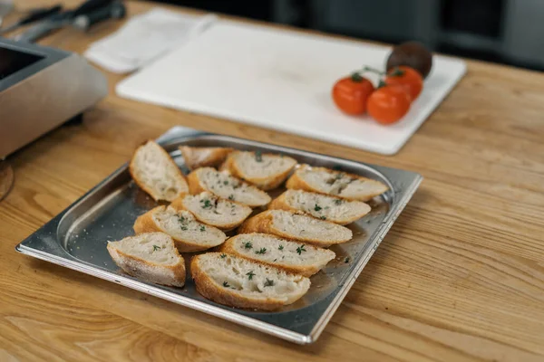 Profesjonalna Kuchnia Świeże Kromki Chleba Przyprawami Leżą Blasze Pieczenia Zbliżenie — Zdjęcie stockowe