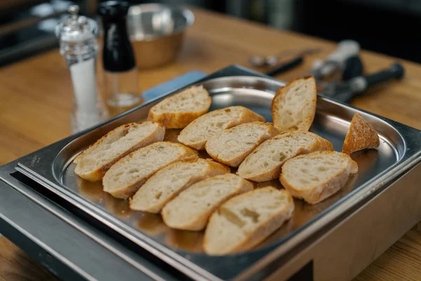 Profesionální Kuchyně Čerstvé Plátky Chleba Kořením Leží Pečení List Zblízka — Stock fotografie