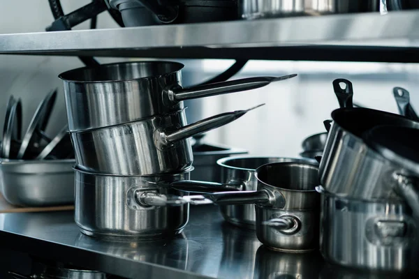 レストランカフェのプロの商業用空のきれいなモダンなキッチン金属製の台所用品 — ストック写真