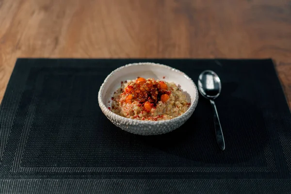 プロのキッチンレストランでの朝食のためのカラメルフルーツと新鮮な調理されたオートミール健康的な食品コンセプト — ストック写真