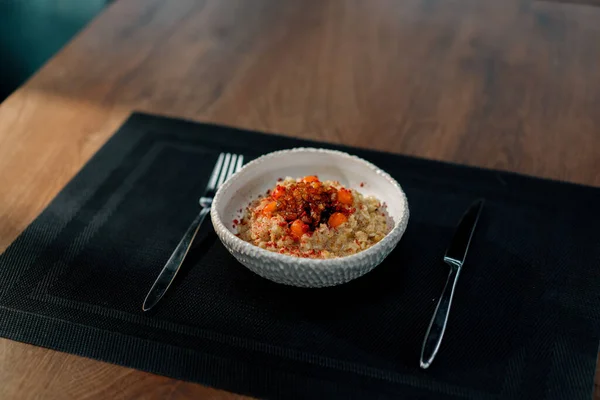 プロのキッチンレストランでの朝食のためのカラメルフルーツと新鮮な調理されたオートミール健康的な食品コンセプト — ストック写真