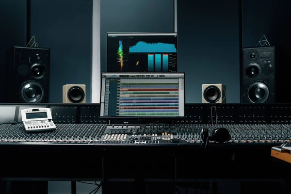 Studio Nagraniowe Ekranem Falą Dźwiękową Ustawieniami Głośności Dwa Subwoofery Konsola — Zdjęcie stockowe
