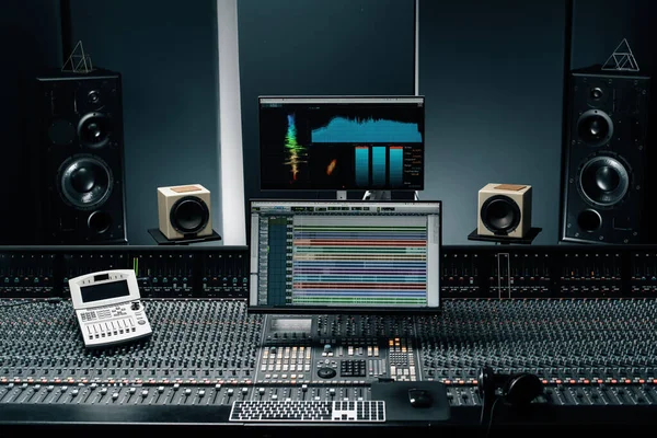 音波と音量設定の画面でスタジオを録音2つのサブウーファーとミキシングコンソール — ストック写真