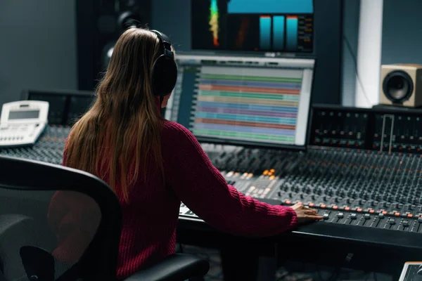 Mooie Jonge Geluidstechnicus Heldere Kleding Gebruikt Digitale Audio Mixer Persen — Stockfoto