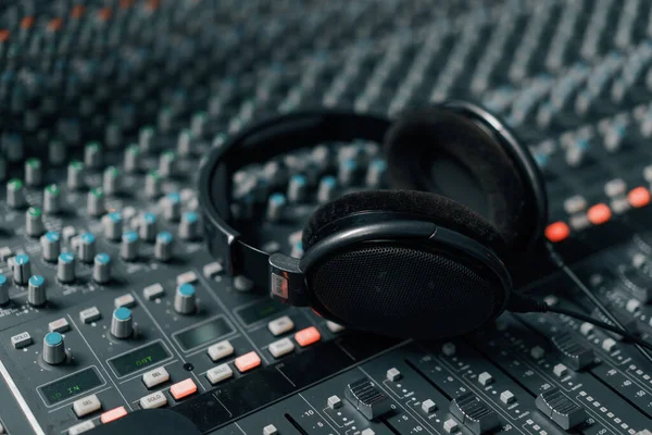 Hangfelvevő Stúdió Podcast Audiofelvevő Készülékeinek Keverőasztalán Lévő Fejhallgató Műsorszóró Stúdióhoz — Stock Fotó