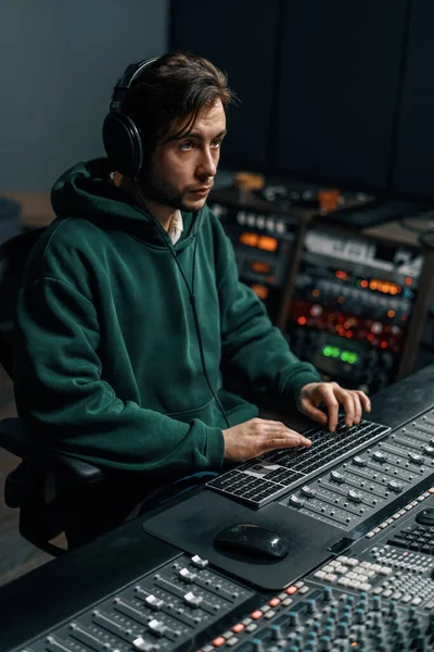Ses Mühendisi Müzik Stüdyosunda Çalışıyor Monitörler Ekran Karıştırma Ana Parçalarla — Stok fotoğraf