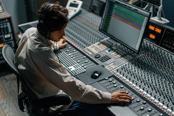在音乐工作室工作的音响工程师 配有监视器和均衡器屏幕混音和主控曲目 — 图库照片