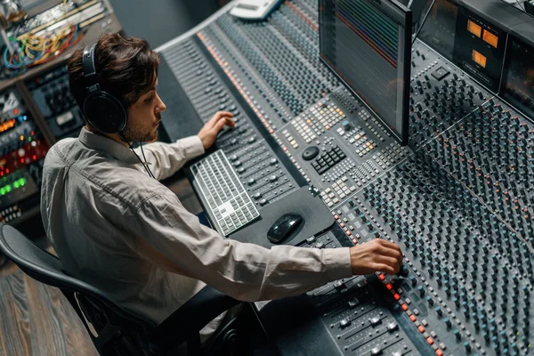 在音乐工作室工作的音响工程师 配有监视器和均衡器屏幕混音和主控曲目 — 图库照片
