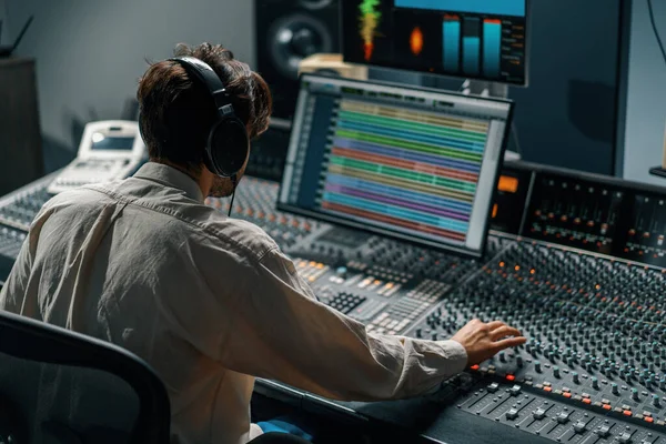 Zvukový Technik Pracující Hudebním Studiu Monitory Ekvalizéry Pro Mixování Mastering — Stock fotografie