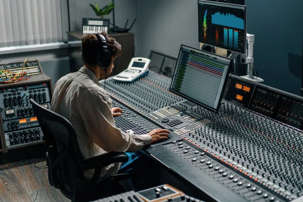 Інженер Звукорежисер Працює Музичній Студії Моніторами Еквалайзером Змішуючи Освоюючи Треки — стокове фото