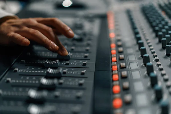 Geluidstechnicus Gebruikt Digitale Audio Mixer Sliders Engineer Persen Toets Configuratiescherm — Stockfoto