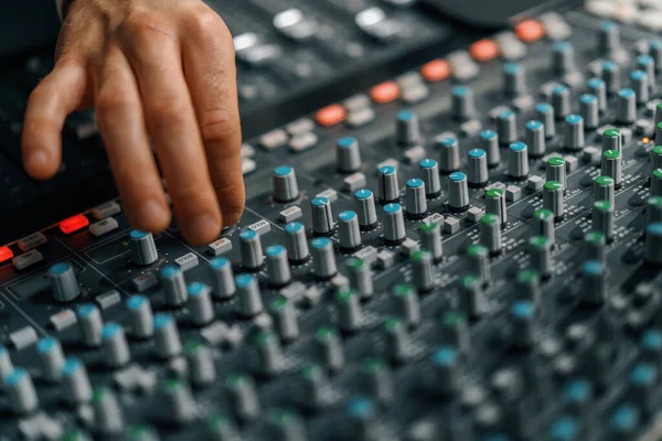 Tontechniker Verwendet Digitales Audio Mischpult Sliders Engineer Drückt Taste Control — Stockfoto