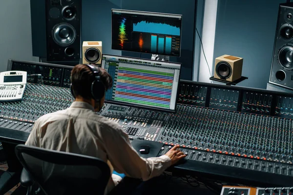 Tontechniker Verwendet Digitales Audio Mischpult Sliders Engineer Drückt Taste Control — Stockfoto