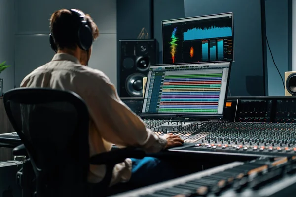 Hangmérnök Dolgozik Zenei Stúdió Monitorok Kiegyenlítő Képernyő Keverő Mastering Pályák — Stock Fotó