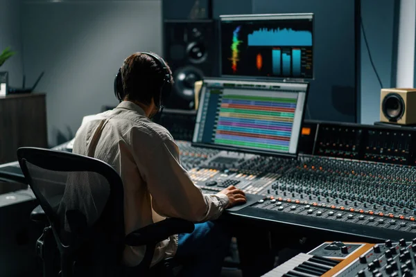 Sound Engineer Working Music Studio Monitors Equalizer Screen Mixing Mastering — Stock Photo, Image