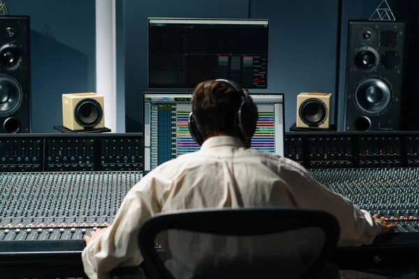 Ses Mühendisi Müzik Stüdyosunda Çalışıyor Monitörler Ekran Karıştırma Ana Parçalarla — Stok fotoğraf