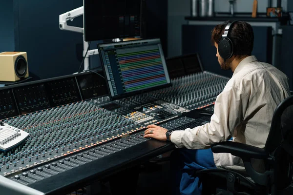 Ljudtekniker Som Arbetar Musikstudio Med Monitorer Och Equalizer Screen Mixing — Stockfoto