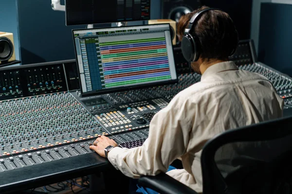 Ingeniero Sonido Trabajando Estudio Música Con Monitores Ecualizador Mezcla Pantalla —  Fotos de Stock