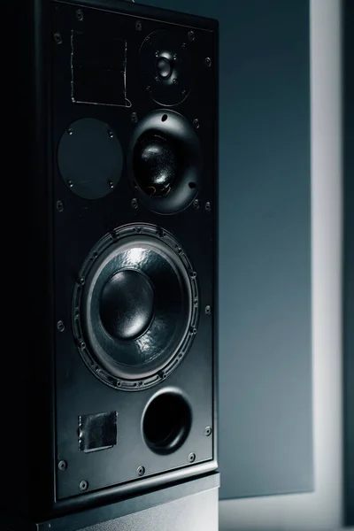 音乐作曲家音乐录音室设备的专业扬声器合成器Midi控制器 — 图库照片