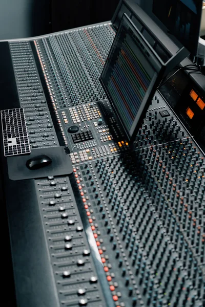 イコライザー付きの録音スタジオコントロールパネルミキサーは 曲の録音を放送するためのボタンをフェーダーします — ストック写真