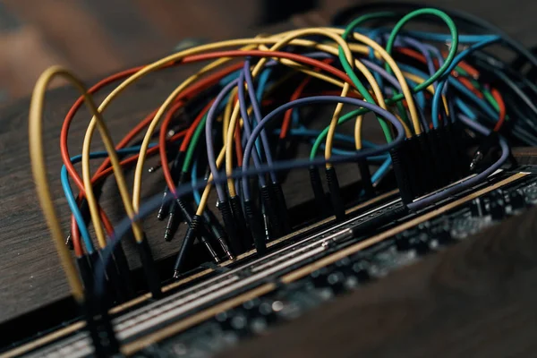 Профессиональная Студия Звукозаписи Многоцветные Провода Подключенные Консольному Крупному Плану — стоковое фото
