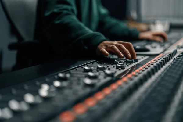 サウンドエンジニアは デジタルオーディオミキサーを使用スライダーエンジニアキーを押すコントロールパネルレコーディングスタジオ技術者 — ストック写真