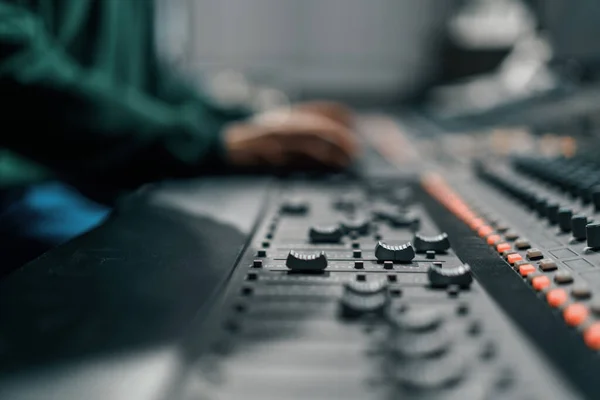 音响工程师使用数字音频混合器滑块工程师按键控制面板录音工作室技术员 — 图库照片