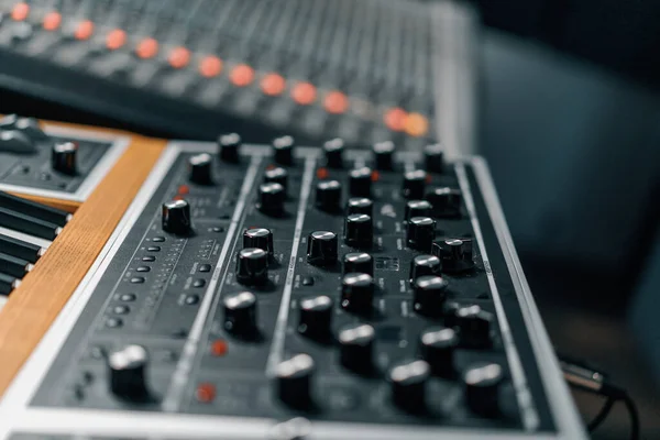 電子キーボードピアノスタジオ録音スタジオのコンセプトスタジオ録音プロセス — ストック写真