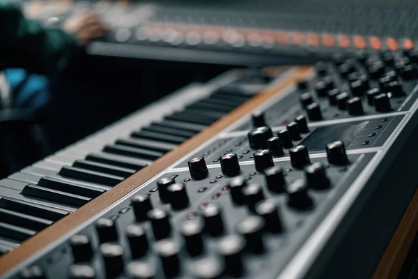 Elektroniskt Tangentbord Piano Begreppet Inspelningsstudio Producera Låt Studio Inspelning Process — Stockfoto