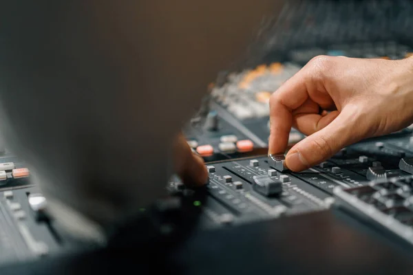 Ses Mühendisi Dijital Ses Karıştırıcı Kullandı Kaydırakçı Mühendis Anahtar Kontrol — Stok fotoğraf