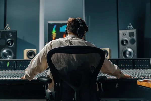Інженер Звукорежисер Працює Музичній Студії Моніторами Еквалайзером Змішуючи Освоюючи Треки — стокове фото