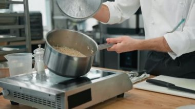 Sağlıklı kahvaltı güveci paslanmaz çelik kepçe dolusu yulaf ezmesi ve fırında pişirme konsepti.