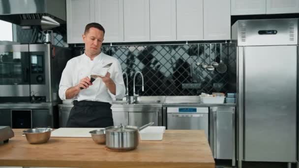 Professionelle Küchenchef Wischen Saubere Messer Nach Dem Kochen Frühstück Gesunde — Stockvideo