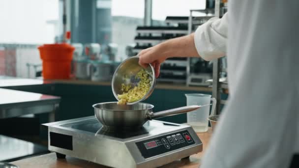 Koki Dapur Profesional Mengkaramelisasi Buah Untuk Oatmeal Dalam Panci Menyiapkan — Stok Video